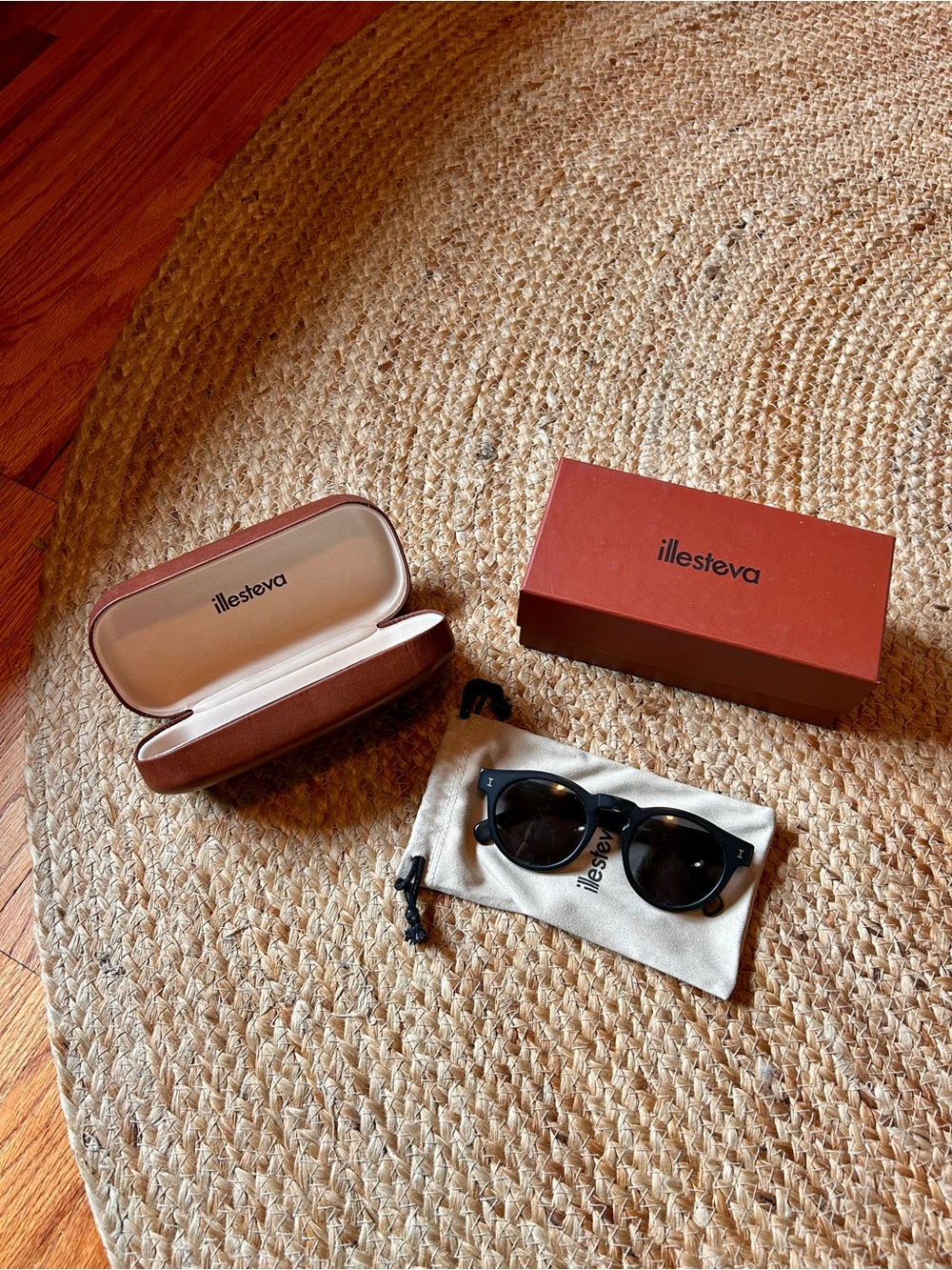 Illesteva Leonard Black Ring Sunglasses with Ivory Pouch and Rust Box